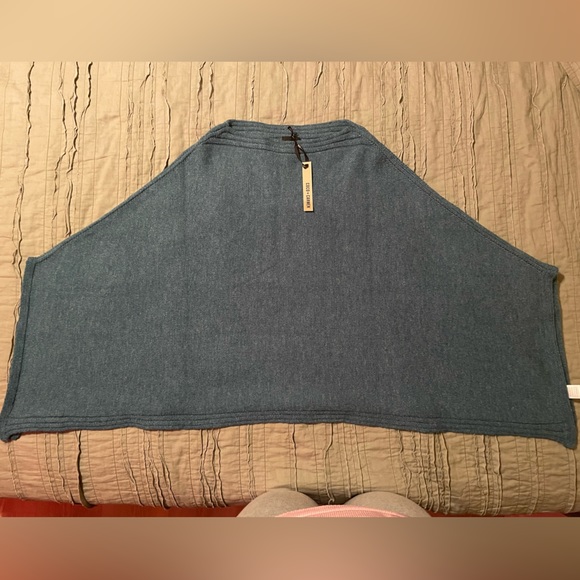 Coco & Carmen NWT teal poncho sweater SIZE OS - Picture 4 of 4